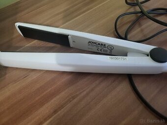 Kulma a žehlička na vlasy