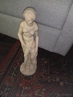 Socha ženy 40cm výška v dobrom stave