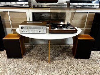 Pekná zostava gramofonu, zosilňovača a reproduktorov