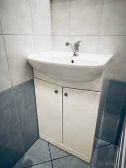 Umývadlo + skrinka + batéria