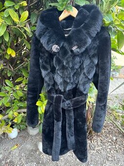 Pravý, čierny. ovčí dámsky kožuch MYKONOS so šperkom