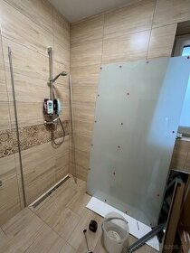 bezudrzbovy sprchovaci kut - 1