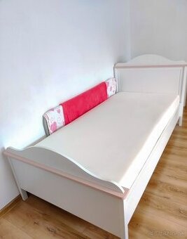 Dievčenská posteľ