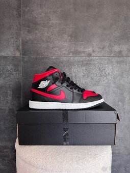 🔥Air Jordan 1 mid “ Red-Summit “