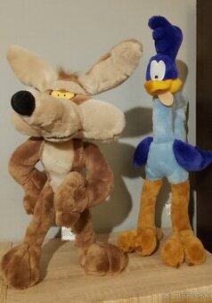 plyšové hračky postavičiek Wile E. Coyote a Road Runner