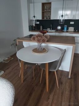 Jedálenský stôl a 2 stoličky