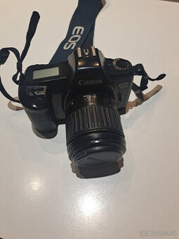 Analogový fotoaparat Canon EoS 1000 na film