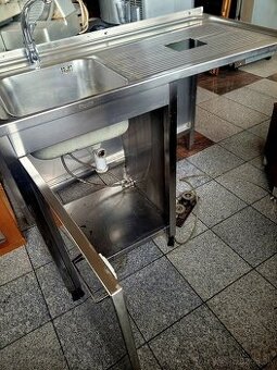 Nerezový stôl s umývadlom