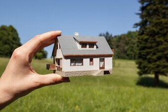 Rovinatý stavebný pozemok v blízkosti mesta