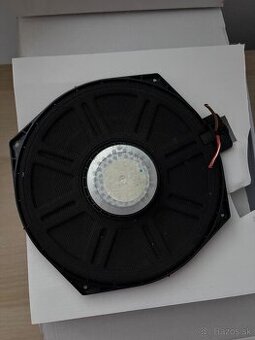 Bmw e61 subwoofer pod sedadlom