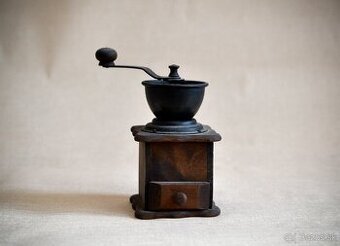 Starožitný mlynček na kávu