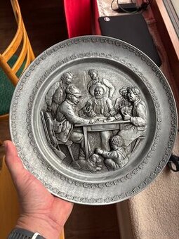 Dekoratívny cínový tanier