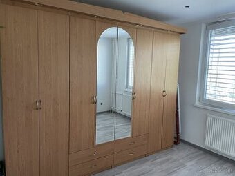 Predám nábytok – nočné stolíky, komoda, skriňa
