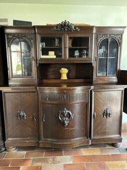 Starožitná skriňa s vitrínou