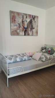 Kovová rastúca posteľ