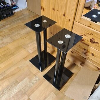 Stojany pod reproduktory