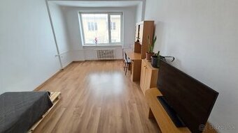 Prenájom priestranného 2-izového bytu v centre Piešťan