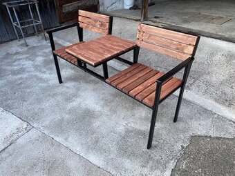 Predám pevnú a štýlovú lavičku pre 2 osoby so stolíkom