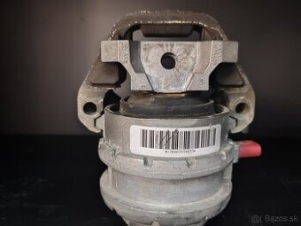Uloženie motora Audi s8