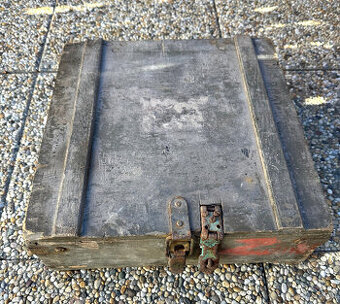 vojenská dřevěná bedna na granáty stará