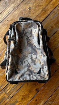 Štýlový maskáčový kufor Nike