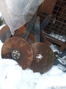 Diskove krojidlo na pluh so stlpicou