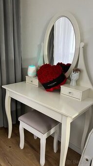 Kozmetický stolík