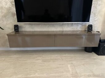 Skrinka pod TV