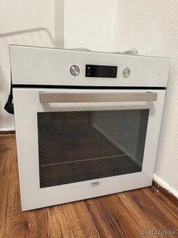 Vstavaná elektrická rúra a plynová varná doska BEKO