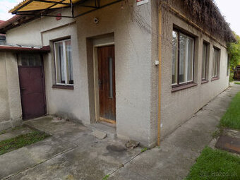 Na predaj starší dom v N. Zámkoch -pozemok 807 m2.