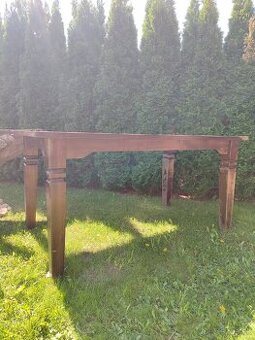 Masivny dreveny stôl