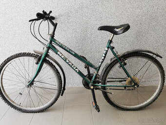 Stary bicykel zeleny