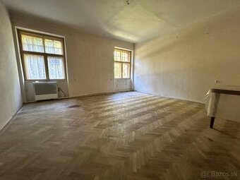 Predám veľký 3izbový byt na prízemí v pôvodnom stave