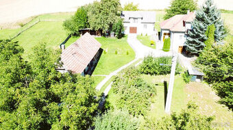 Usadlosť ktorá má až 3domy a luxusný pozemok samota v meste