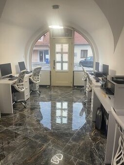 NA PRENÁJOM : Zdieľaná kancelária 1 stôl za 125,-EUR v cent