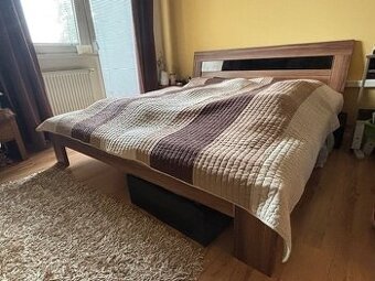 Manželská postel s nočnými stolíkmi