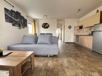 Chorvátsko-Trojizbový zariadený apartmán s terasou
