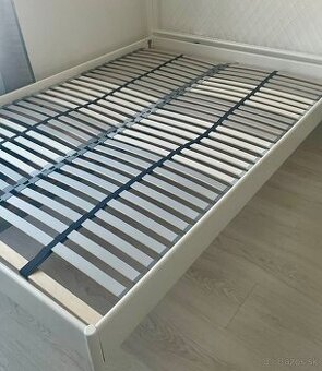 Posteľ s bielym kovivým rámom 140x210 cm