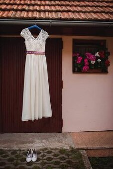 Spoločenské alebo svadobné šaty s folklórnou krajkou XS