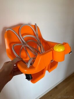 Oranzova plastova hojdačka