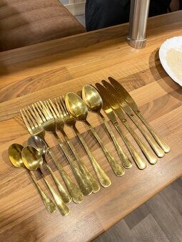 Zlata sada príborov – nože, vidličky, lyžice