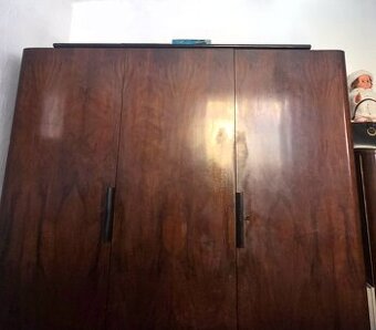 Poctivý 70-ročný nábytok z masívneho buku – šatníková skriňa