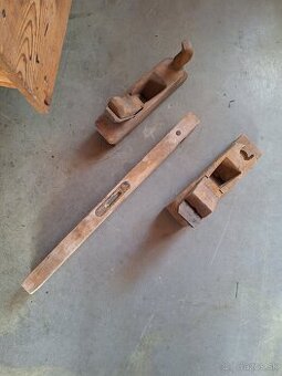 Dekorácia / starozitne drevené hobliky a drevená vodovaha