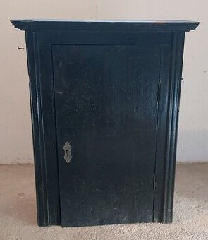 Čierna drevená skriňa