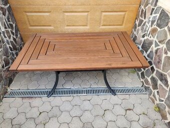 Záhradný drevený stôl na terasu