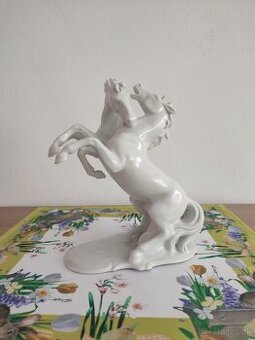 Schaubach kone porcelánová soška