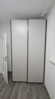 Skriňa s posuvnými dverami