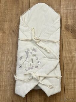 Mäkká bavlnená zavinovačka s výšivkou oslíka – 80x80 cm
