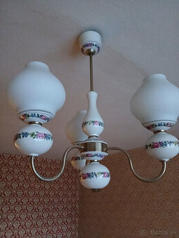 Luster s porcelánom