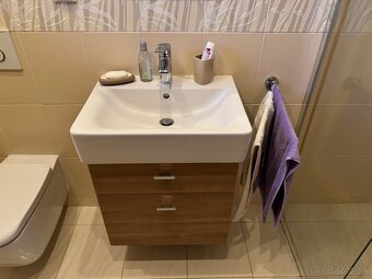 Predám kupelnovú skrinku s umývadlom 60 cm a batériou